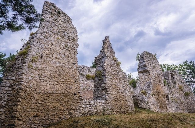 Ruiny zamku znajdujące się na Szlaku Orlich Gniazd